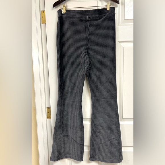 NWT Aerie Groove-On Ribbed Velour Flare Pants Charcoal Grey women’s size L - Picture 2 of 10
